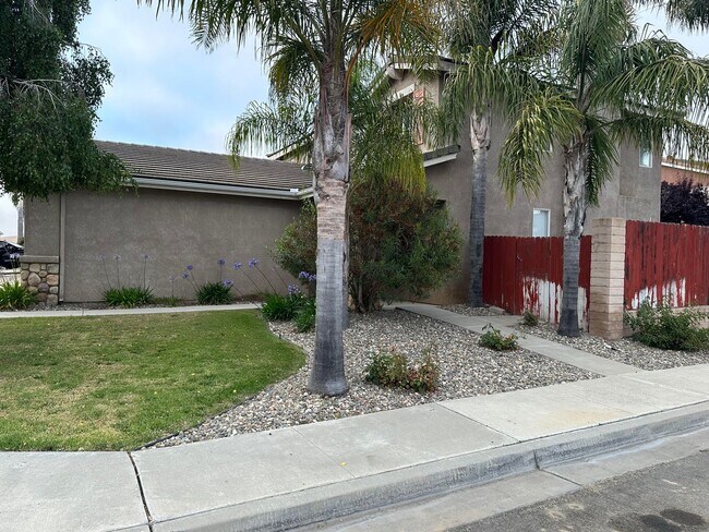 Building Photo - Pleasant 4 Bd. 2.5 Ba. River Oaks Home loc...