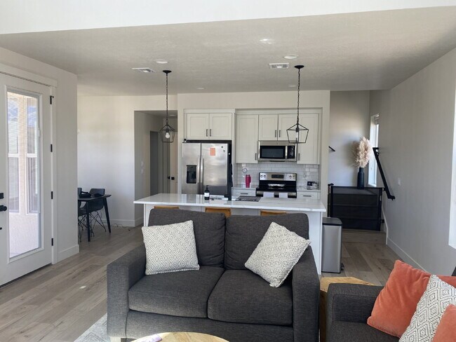 Building Photo - Breathtaking Desert Color 3 bed 2.5 bath townhome for rent!