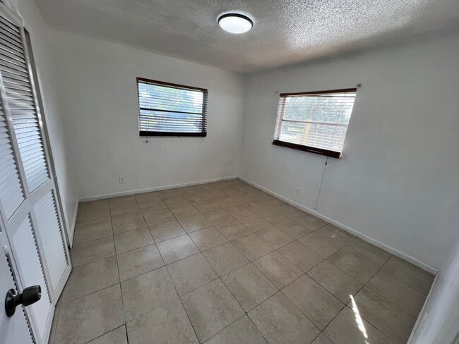 Building Photo - 3321-3321 Grove Rd