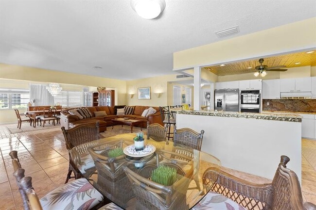 Building Photo - 3015 N Palm Aire Dr