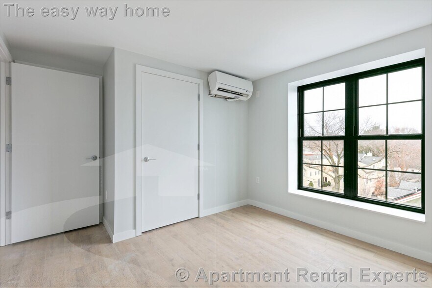 Building Photo - 10 Soden St