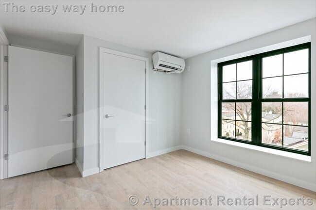 Building Photo - 10 Soden St