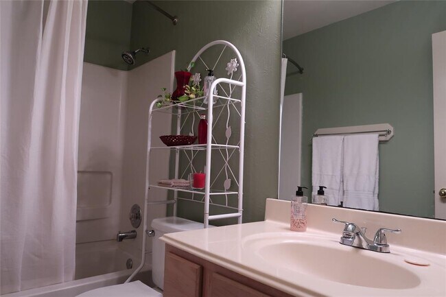 Building Photo - 1714 Oak Ridge Dr