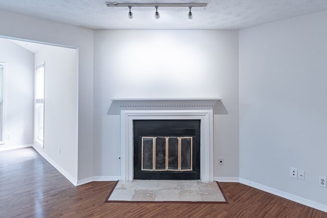 Building Photo - Welcome to this charming 2 bedroom, 2 bath...