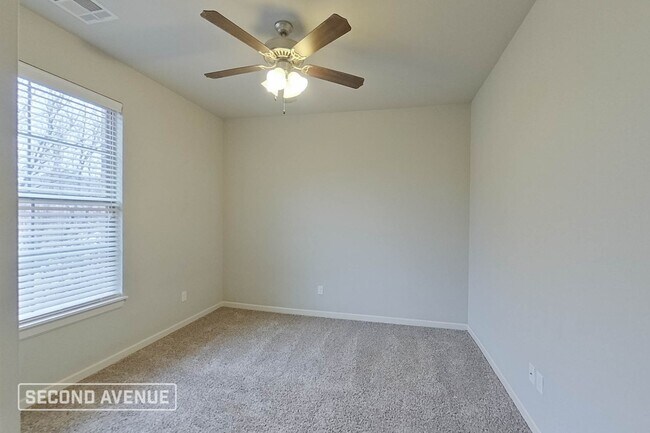 Building Photo - LIMITED TIME: $998 off second month’s rent...