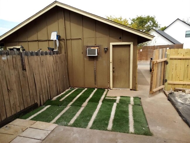 Building Photo - 1400 W Braker Ln