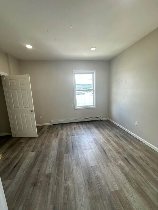 Building Photo - 1016 Capouse Ave