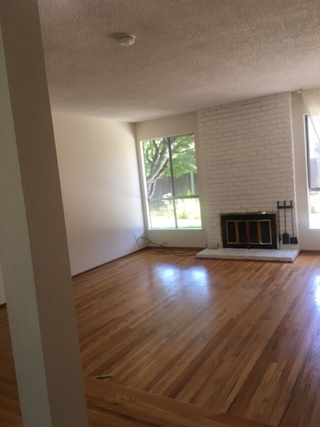 Building Photo - Single Family Home 3 Bedroom 2 Bath Corner...