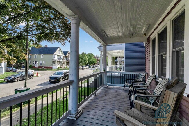 Building Photo - Furnished 3-Bedroom Lower Apartment on Bird Ave
