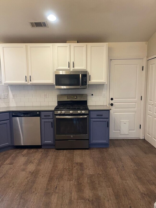 Building Photo - 3 BED 2 BATH HOUSE WITH FENCED BACKYARD IN THE COUNTRY HEIGHTS SUBDIVISION