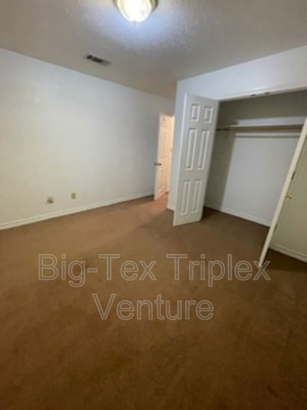 Building Photo - 282 N Pecan St