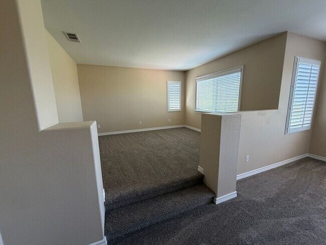 Building Photo - 46263 Drymen Ave