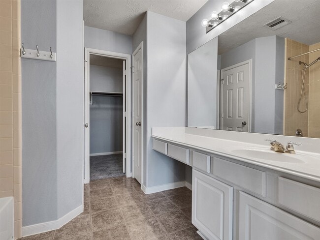 Building Photo - 13035 Jasmine Park Ln