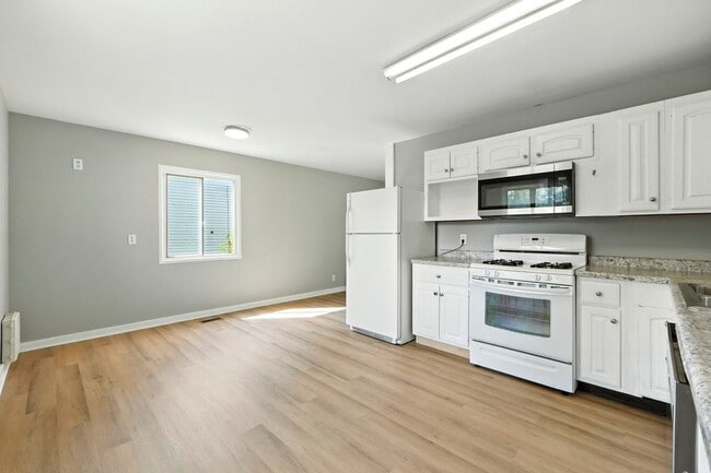 Building Photo - 3 bedroom home! **Move in special**