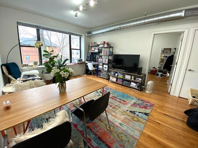 Building Photo - Bright and Sunny 1 Bedroom in UK Village- Laundry, Central Heat/AC, Free Fast Internet Included