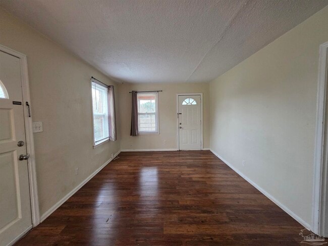 Building Photo - 203 SE Syrcle Dr