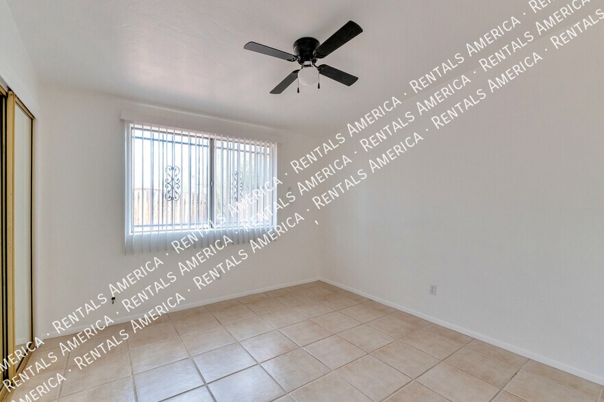 Building Photo - 801 E Holaway Dr