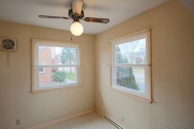 Building Photo - APPLY NOW! Cozy 2 Bedroom Lower Apartment ...