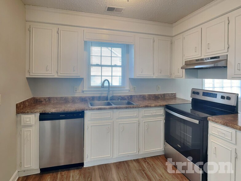 Building Photo - 812 N Royal Tower Dr