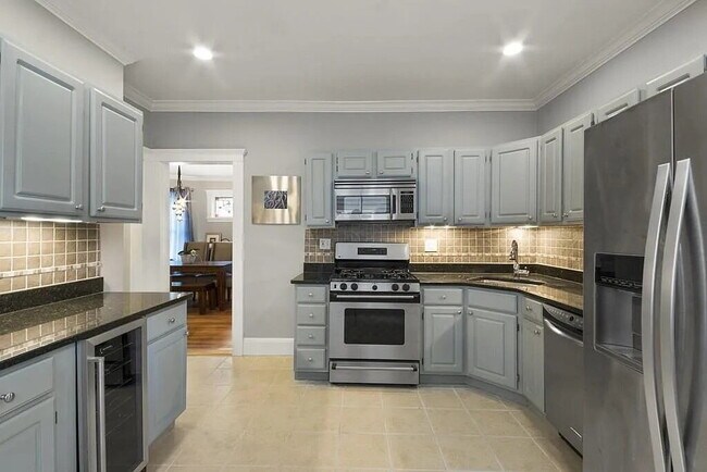 Building Photo - Comfortable and Spacious Rental Opportunity