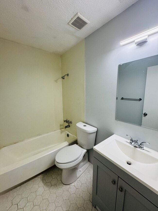 Building Photo - Charming 3-bedroom waiting to be yours !!