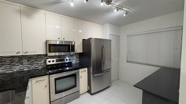 Building Photo - 9560 Weldon Cir