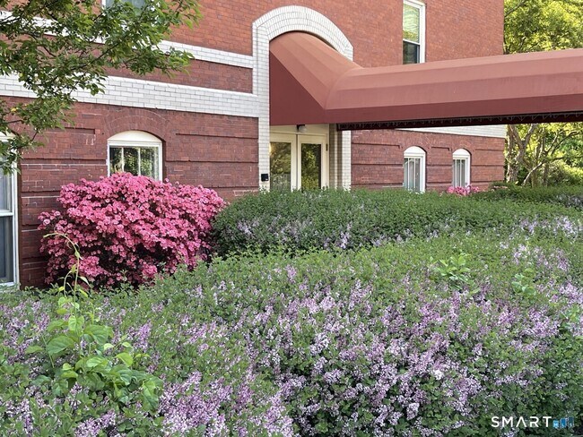 Building Photo - 6 School St