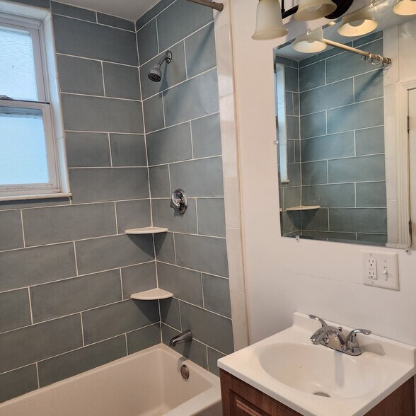 Building Photo - 11 Cady St