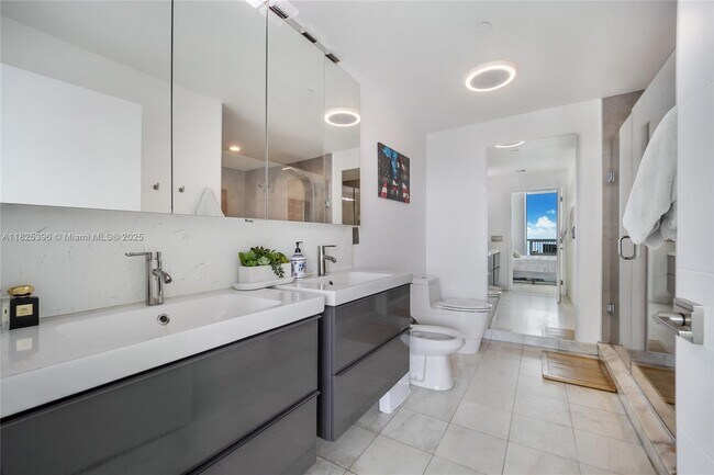 Building Photo - 888 Biscayne Blvd