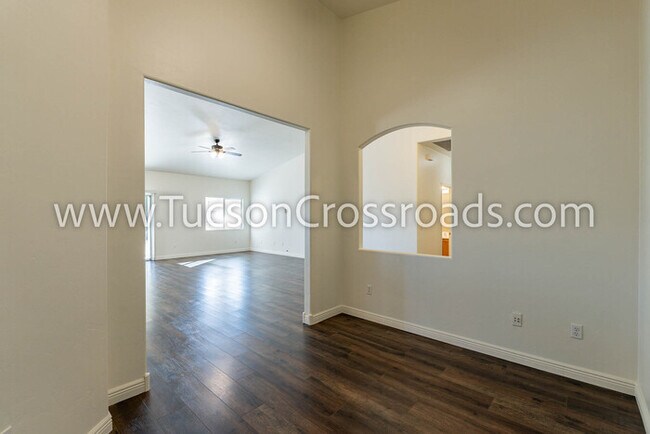 Building Photo - 4 Bedroom / 2 Bathroom Home