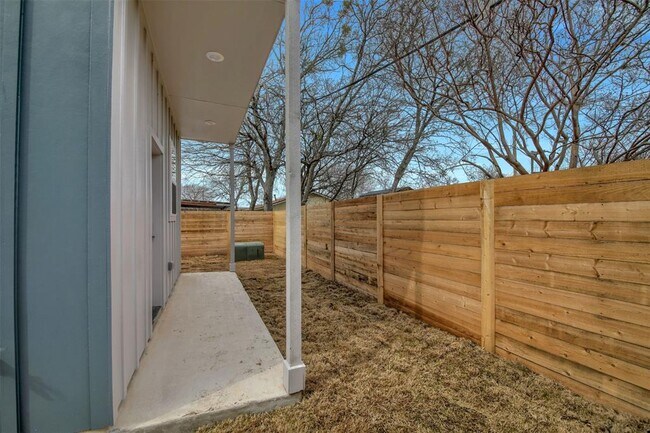 Building Photo - 1104 Begonia Terrace