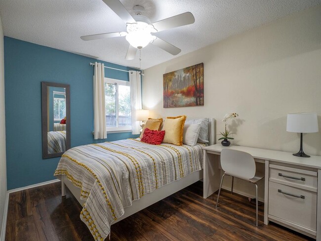 Building Photo - 16911 Village Oak Loop