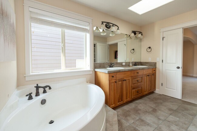 Building Photo - Sun Meadow Home 4 Bed + Bonus + Office + H...