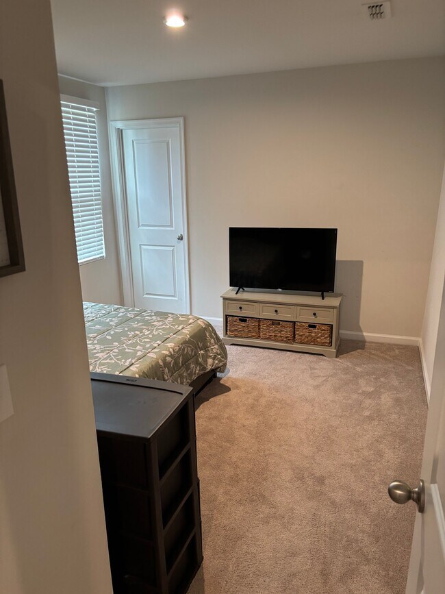 Building Photo - 935 Sequoia Dr
