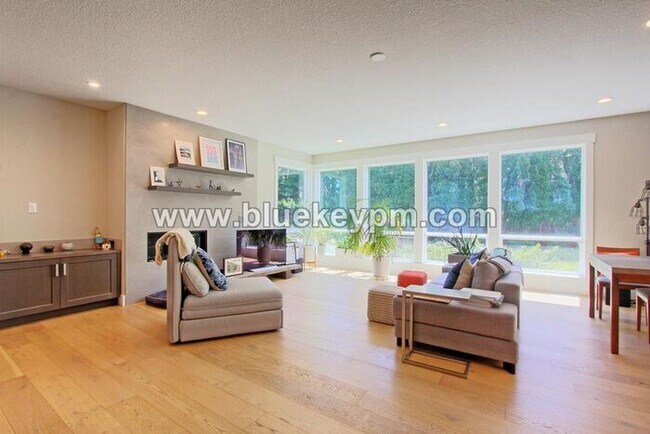 Building Photo - 3 Bed, 2.5 Baths Luxury Home Located Near ...