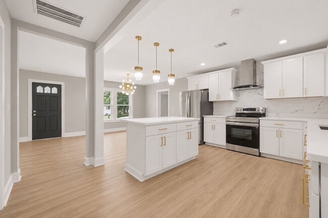 Building Photo - Move In by 6/5 & Save $500 OFF JUNE Rent — Fully Renovated Gem!!!