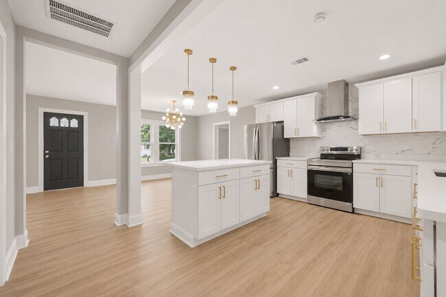 Building Photo - Move In by 7/1 & Save $500 OFF JULY Rent — Fully Renovated Gem!!!