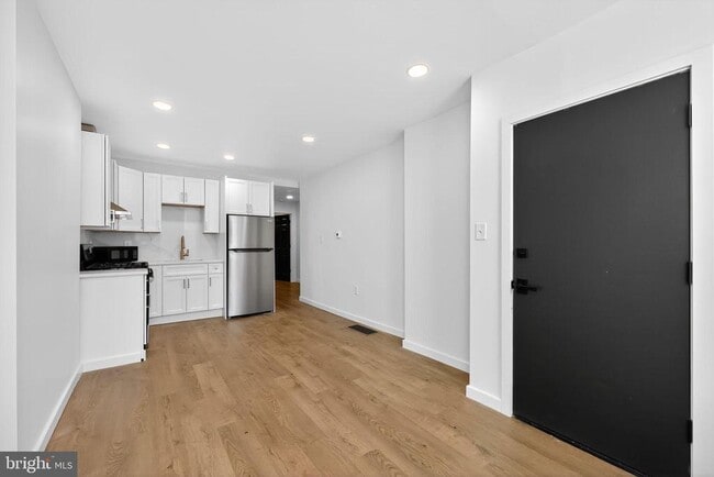 Primary Photo - 2239 W Oxford St