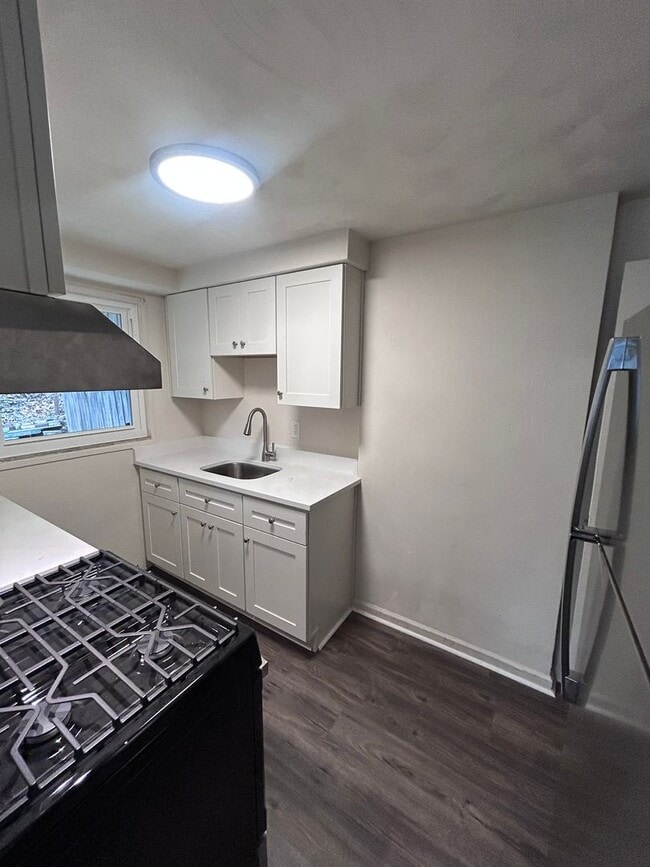 Building Photo - Newly Renovated 2 Bedroom Townhome