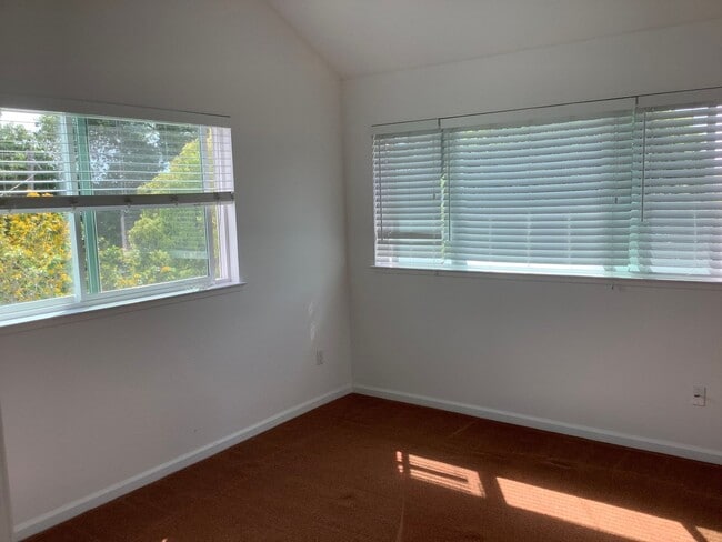 Building Photo - Updated 2 bedroom, 2 1/2 bathroom townhouse in downtown Sebastopol