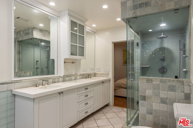 Building Photo - 7473 Mulholland Dr