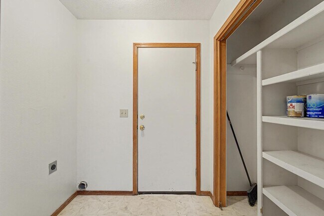 Building Photo - Welcome to this charming 2-bedroom, 2-bathroom home