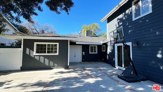 Building Photo - 22111 Independencia St
