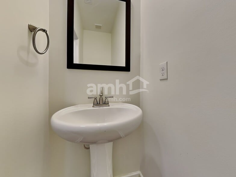 Building Photo - 351 Shady Glen