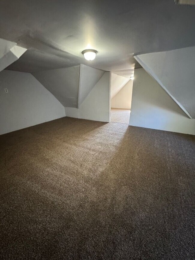 Building Photo - 427 E Taber St