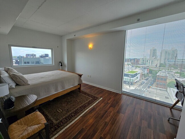 Building Photo - Beautiful bright HUGE 2 bed 2 bath with gr...