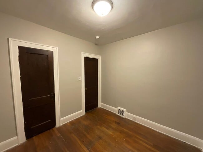 Building Photo - 10012 Greenview Ave