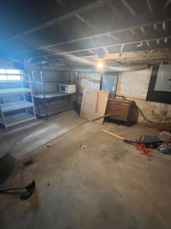Building Photo - Three Bed, Two Bath with 2 Car Garage in N...