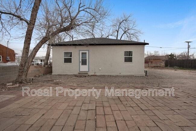 Building Photo - 815 John St