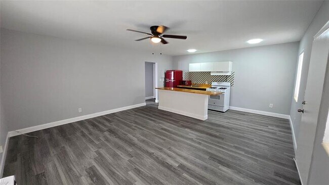 Building Photo - 7725 Harding Ave
